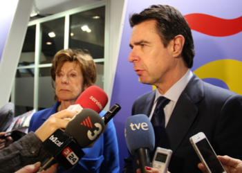 Moncloa usa de cortafuegos al ex ministro Soria para salvar las elecciones