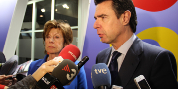 Moncloa usa de cortafuegos al ex ministro Soria para salvar las elecciones