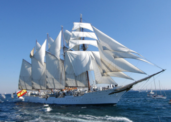 La Armada impone controles antidroga a la tripulación del buque escuela Elcano