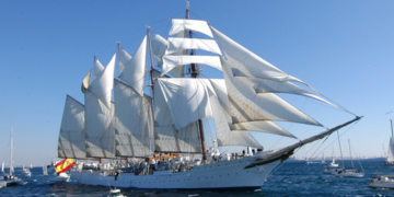 La Armada impone controles antidroga a la tripulación del buque escuela Elcano