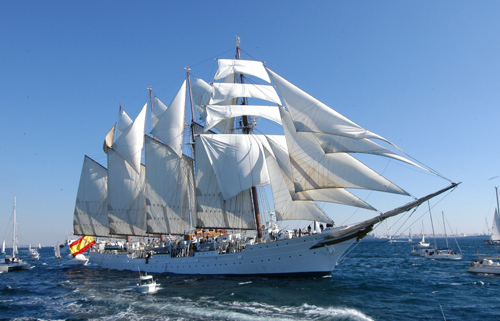 La Armada impone controles antidroga a la tripulación del buque escuela Elcano