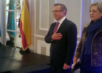 El embajador Konstantin Zhigalov y la directora general de Asia del MAEC, Ana Salomon, durante la interpretación de los himnos nacionales./ Fotos: LA