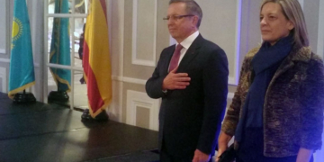 El embajador Konstantin Zhigalov y la directora general de Asia del MAEC, Ana Salomon, durante la interpretación de los himnos nacionales./ Fotos: LA