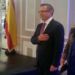 El embajador Konstantin Zhigalov y la directora general de Asia del MAEC, Ana Salomon, durante la interpretación de los himnos nacionales./ Fotos: LA