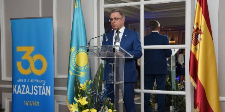 El embajador Konstantin Zhigalov, durante su intervención./ Fotos: Cortesía de la Embajada de Kazajistán