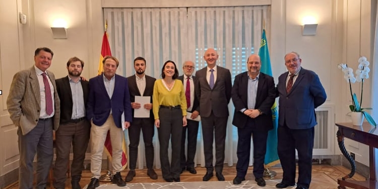 El Embajador de Kazajistán se reúne con periodistas españoles