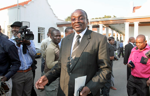 El vicepresidente del Zimbabue post Mugabe busca apoyos en España