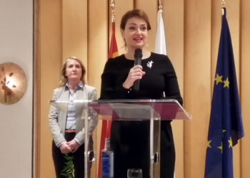 La embajadora de Chipre, Koula Sophianou, se dirigió a los asistentes con un emocionado discurso.