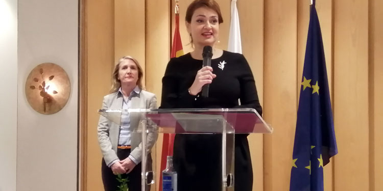 La embajadora de Chipre, Koula Sophianou, se dirigió a los asistentes con un emocionado discurso.