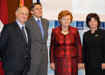 Letonia celebra el aniversario de su independencia con el libro bilingüe ‘Diálogo’