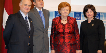 Letonia celebra el aniversario de su independencia con el libro bilingüe ‘Diálogo’