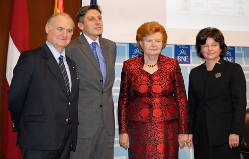 Letonia celebra el aniversario de su independencia con el libro bilingüe ‘Diálogo’