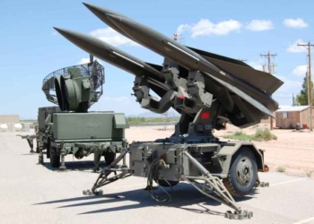 Sánchez empieza a entregar con discreción armamento a Ucrania pese a Podemos