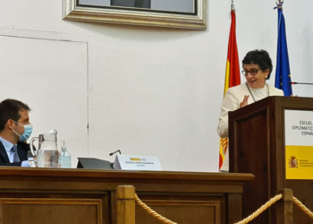 La ministra, durante su intervención. Sentado, Enrique Criado./ Foto: @esc_espana