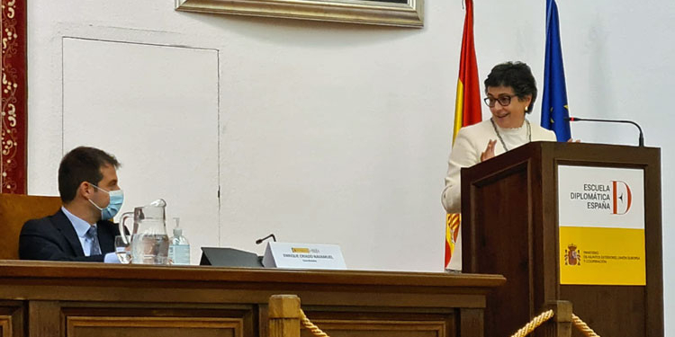 La ministra, durante su intervención. Sentado, Enrique Criado./ Foto: @esc_espana