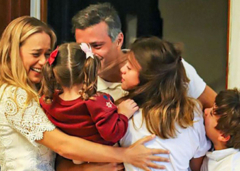 Leopoldo López abraza a su esposa, Lilian Tintori, y sus tres hijos, a su llegada al domicilio familiar en Madrid./ Instagram