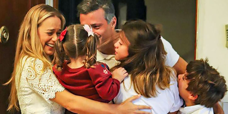 Leopoldo López abraza a su esposa, Lilian Tintori, y sus tres hijos, a su llegada al domicilio familiar en Madrid./ Instagram