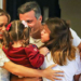 Leopoldo López abraza a su esposa, Lilian Tintori, y sus tres hijos, a su llegada al domicilio familiar en Madrid./ Instagram