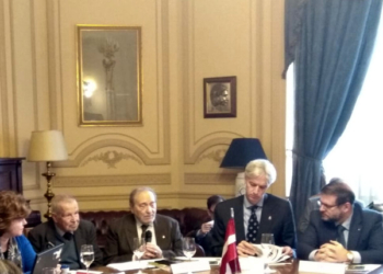 De izq. a dcha.: la embajadora de Letonia, Argita Daudze; el presidente de la organización mediterránea de escritores y periodistas, José Luis Izaguirre Romero; el tesorero del Casino de Madrid, Gerardo Seco; el secretario general de la Academia de la Diplomacia, Santiago Velo de Antelo; y el doctor en Historia Contemporánea, Lucas Molina. / Foto: AC.