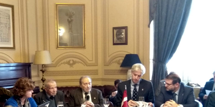 De izq. a dcha.: la embajadora de Letonia, Argita Daudze; el presidente de la organización mediterránea de escritores y periodistas, José Luis Izaguirre Romero; el tesorero del Casino de Madrid, Gerardo Seco; el secretario general de la Academia de la Diplomacia, Santiago Velo de Antelo; y el doctor en Historia Contemporánea, Lucas Molina. / Foto: AC.