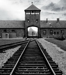 El Centro Sefarad muestra la memoria de Auschwitz-Birkenau en fotos