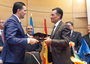 El encargado de negocios de Libia, Walid Abuabdalla y el director ejecutivo del COI, Abdellatif Ghedira, tras la firma del convenio./ Foto: COI