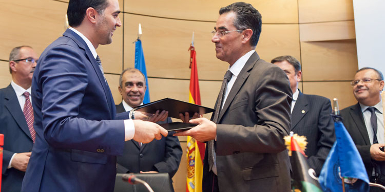 El encargado de negocios de Libia, Walid Abuabdalla y el director ejecutivo del COI, Abdellatif Ghedira, tras la firma del convenio./ Foto: COI