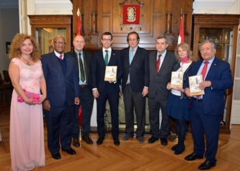 Cinco embajadores en la presentación del libro ‘Crónicas mordaces’