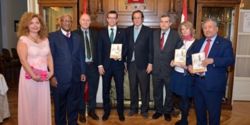 Cinco embajadores en la presentación del libro ‘Crónicas mordaces’