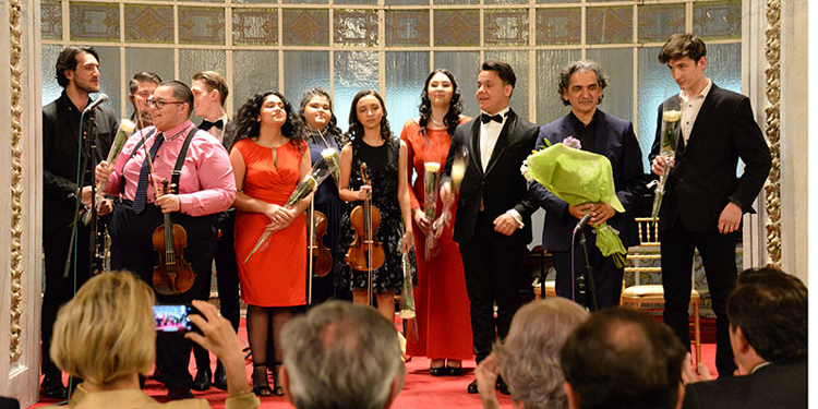 Los jóvenes músicos junto a su profesor, Ferenc Snétberger./ Fotos: Embajada de Hungría