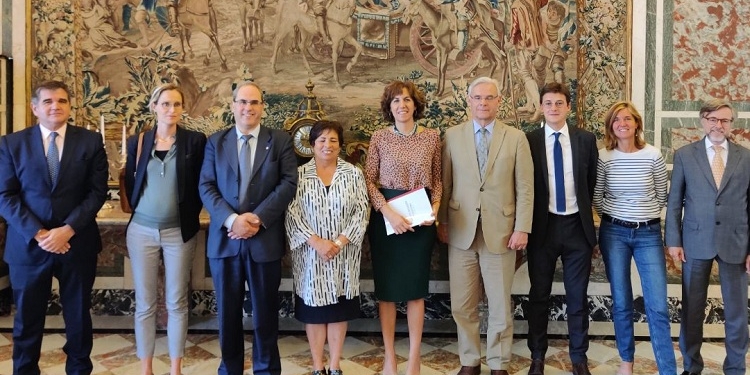 Irene Lozano defiende en Francia la reputación de España