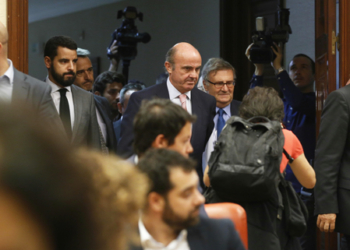 Los diplomáticos piden terminar con los vetos y premios políticos en los nombramientos