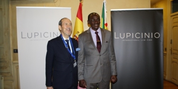 Zimbabue pide ayuda a España para que se levanten las sanciones europeas