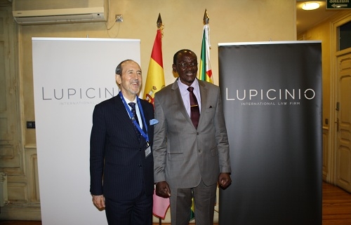 Zimbabue pide ayuda a España para que se levanten las sanciones europeas