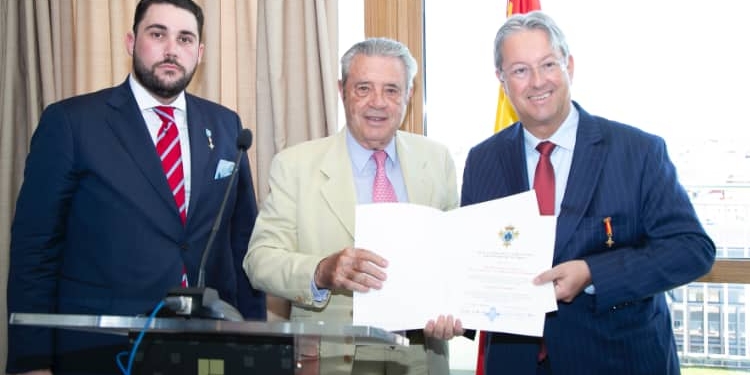 El embajador de Luxemburgo, Medalla de Honor del Cuerpo de la Nobleza de Asturias