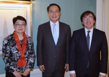 El embajador Lyu Fan y su esposa con el asesor internacional del presidente del Gobierno, José Manuel Albares./ Foto: Embajada de China