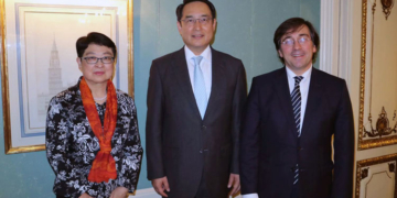 El embajador Lyu Fan y su esposa con el asesor internacional del presidente del Gobierno, José Manuel Albares./ Foto: Embajada de China