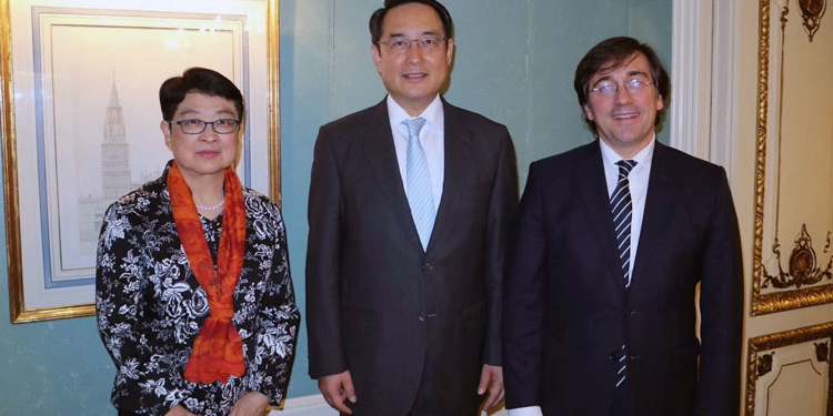 El embajador Lyu Fan y su esposa con el asesor internacional del presidente del Gobierno, José Manuel Albares./ Foto: Embajada de China