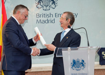 Michael Robinson recibe el galardón de manos del embajador Fidel López./ Foto: Fundación Hispano Británica.