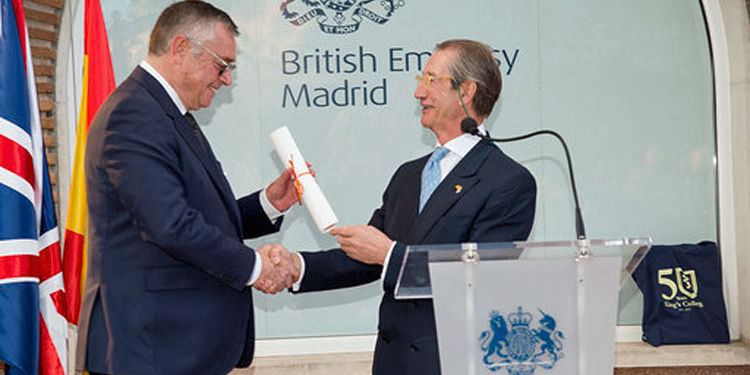 Michael Robinson recibe el galardón de manos del embajador Fidel López./ Foto: Fundación Hispano Británica.