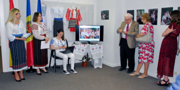 La embajadora Violeta Agrici y los invitados, durante la proyección del video sobre la tradición de la IA./ Foto: AR