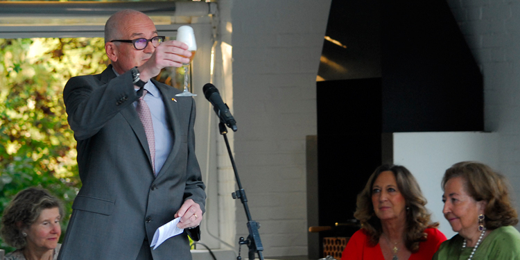 El embajador Jean-Luc Van Klaveren brinda por las relaciones bilaterales hispano-monegascas./ Fotos: AR