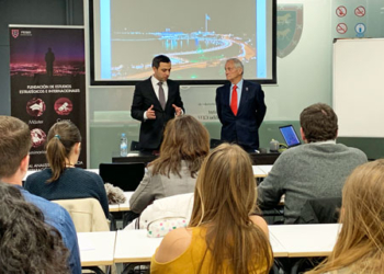 El embajador Anar Maharramov, con José María Álvarez de Eulate, durante su intervención./ Foto: FEEI