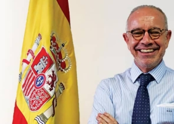 El ex embajador en Angola Manuel Hernández Ruigómez, Medalla de la Universidad Europea del Atlántico