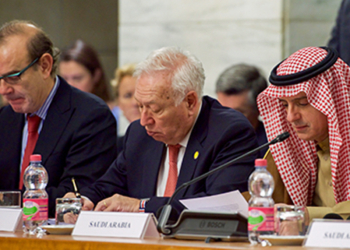 Margallo dijo en Roma que, con Podemos, España dejaría la coalición anti Daesh