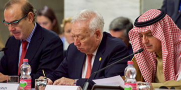 Margallo dijo en Roma que, con Podemos, España dejaría la coalición anti Daesh