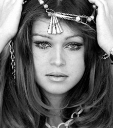 Últimos días para visitar la exposición ‘Marisol: El resplandor de un mito’