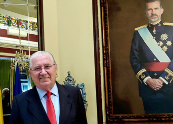 El Marqués de Cáceres ante un retrato del Rey.