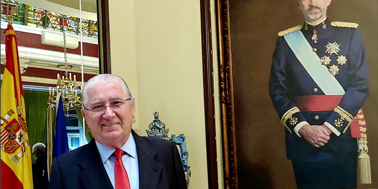El Marqués de Cáceres ante un retrato del Rey.