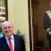 El Marqués de Cáceres ante un retrato del Rey.
